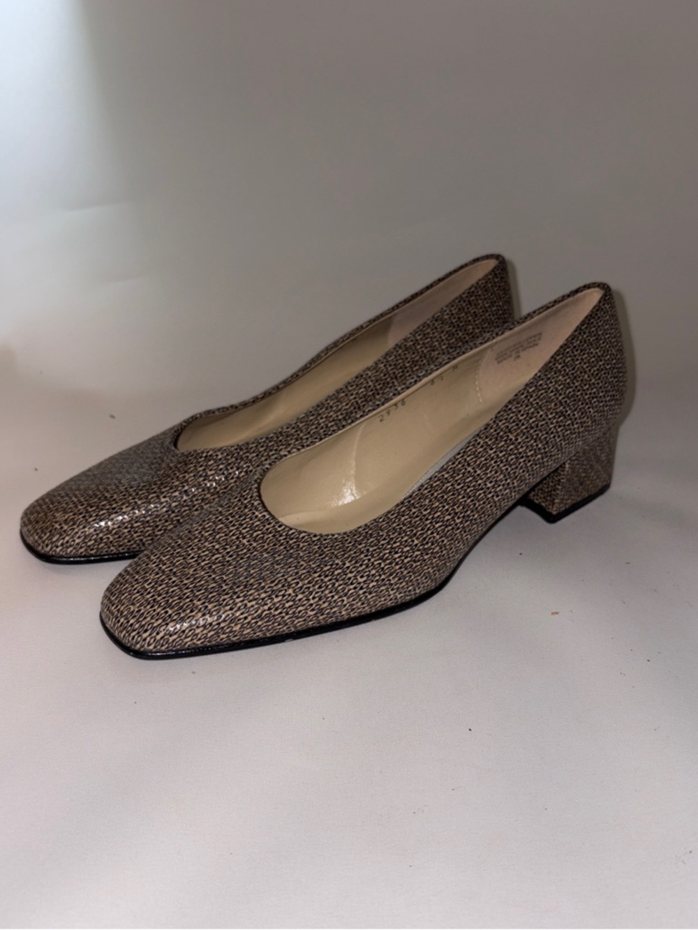 VINTAGE Etienne Aigner Sarah Taupe Low Block Heel Pumps Size 6.5 - Picture 2 of 7